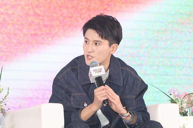 泳池中的秘密